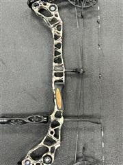 Mathews Halon 6 RH Compound Bow - Draw Weight 70lbs - Draw Length 31